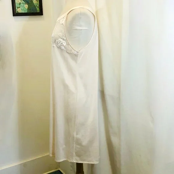 Hanro of Switzerland Short Nightgown in Blush Pink - Picture 2 of 8